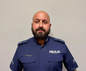 Policjanci, wykorzystując drabinę, dotarli do piętra budynku i stamtąd ewakuowali 71-letnią kobietę