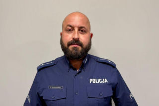 Policjanci, wykorzystując drabinę, dotarli do piętra budynku i stamtąd ewakuowali 71-letnią kobietę
