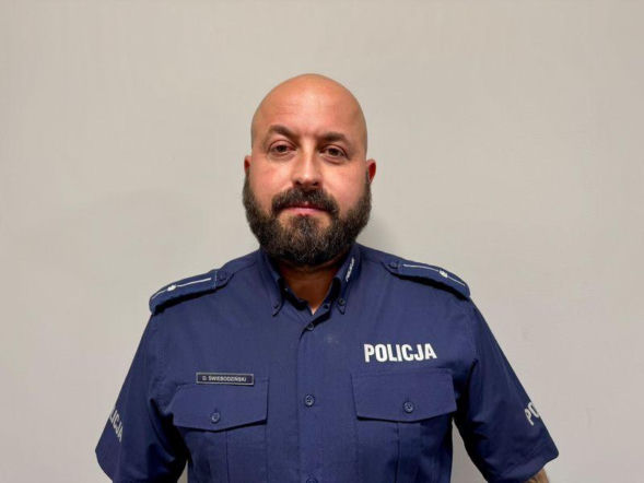 Policjanci, wykorzystując drabinę, dotarli do piętra budynku i stamtąd ewakuowali 71-letnią kobietę