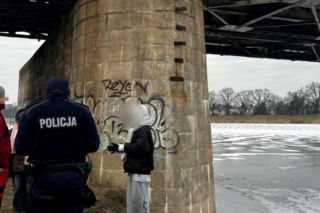 Dzieci weszły na lód na Odrze. Sekundy od tragedii we Wrocławiu