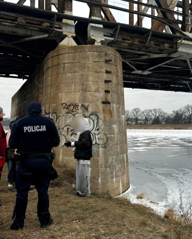 Dzieci weszły na lód na Odrze. Sekundy od tragedii we Wrocławiu