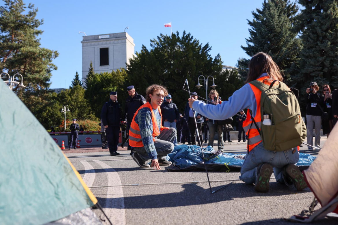 Ostatnie Pokolenie rozbiło namioty przed Sejmem. Domagają się prac nad ustawą o transporcie publicznym