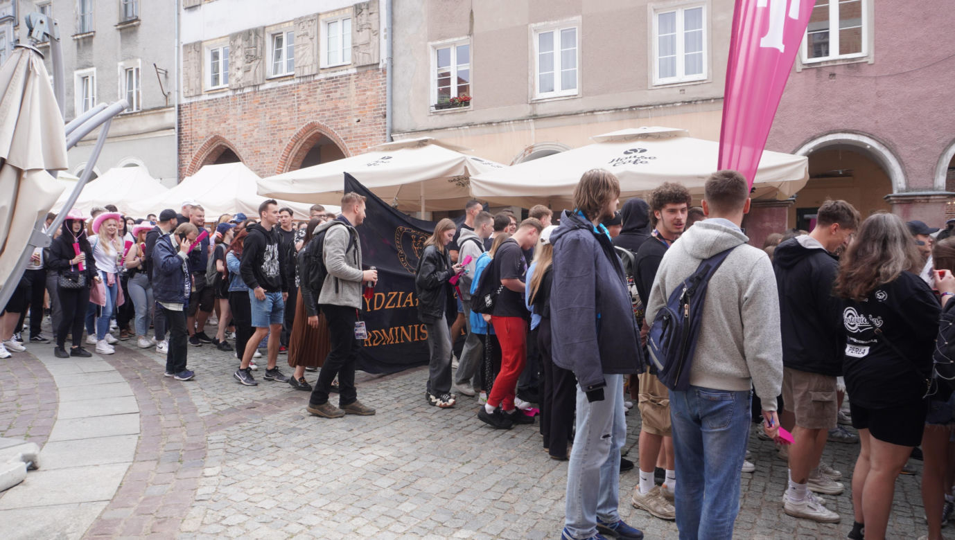Kortowiada 2024. Parada Wydziałów przeszła ulicami miasta. Studenci tłumnie wzięli udział w imprezie
