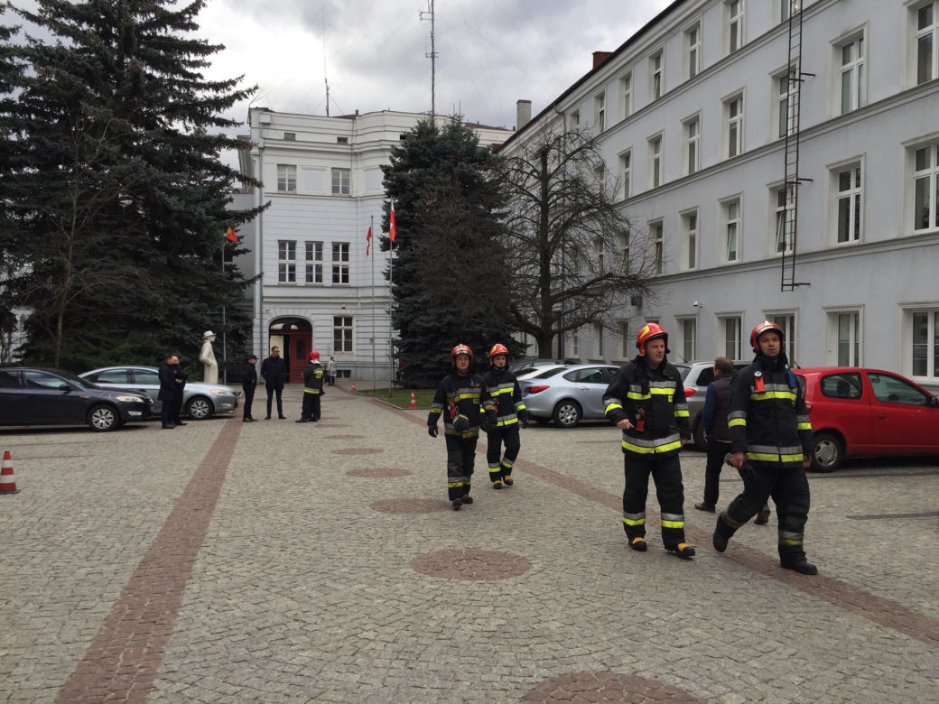 Tajemnicza przesyłka w bramie Urzędu Miasta Łodzi. Ulica Piotrkowska zamknięta!