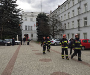 Tajemnicza przesyłka w bramie Urzędu Miasta Łodzi. Ulica Piotrkowska zamknięta!