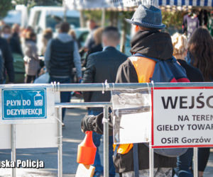Policjanci sprawdzają czy nosimy maseczki.