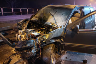 Wypadek na małej obwodnicy Iławy. Duże zniszczenia, kierowca bez prawa jazdy [ZDJĘCIA]