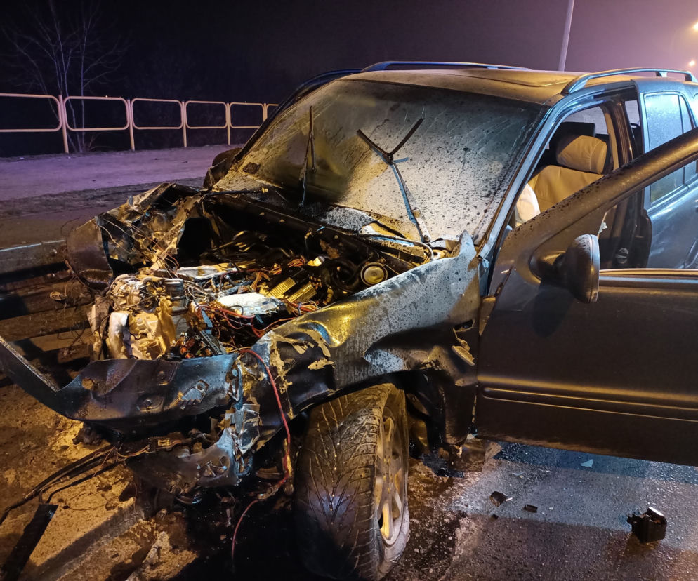 Wypadek na małej obwodnicy Iławy. Duże zniszczenia, kierowca bez prawa jazdy