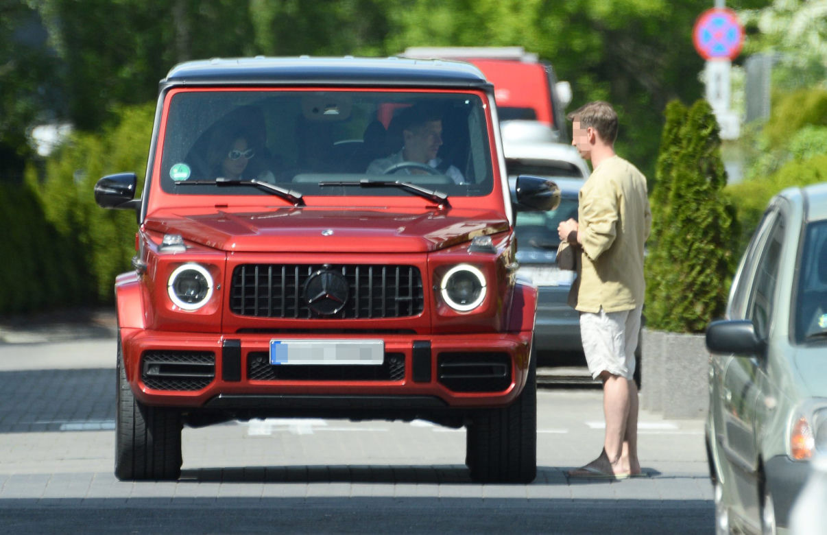 Robert Lewandowski i Anna Lewandowska w mercedesie za milion