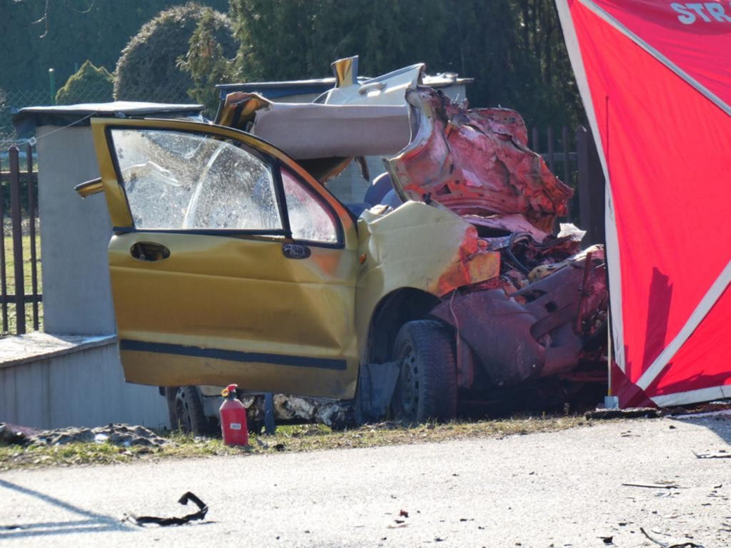 Makabryczny wypadek w Coniewie. Czołowo zderzyła się osobówka z ciężarówką. Nie żyje jedna osoba