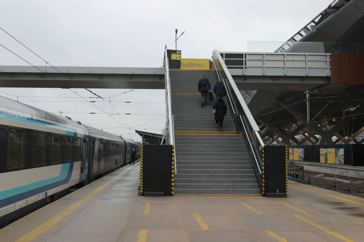 Pierwszy pociąg wjechał na nowy peron na Warszawie Zachodniej. Inwestycja budzi zachwyt