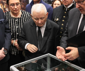 Jarosław Kaczyński na otwarciu wystawy pt. „Katyń 1940 - Smoleńsk 2010. Anatomia kłamstwa” w Muzeum Miejskim w Jastrzębiu-Zdroju