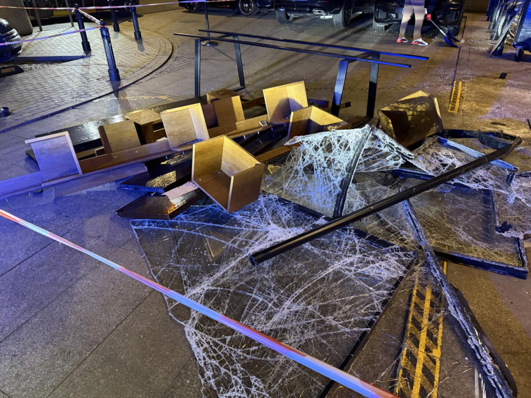Warszawa. Totalna demolka. Audi wjechało w restaurację 