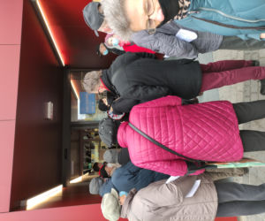 Tłumy pod szpitalem w Toruniu czekają na szczepionkę! Dlaczego do tego doszło?