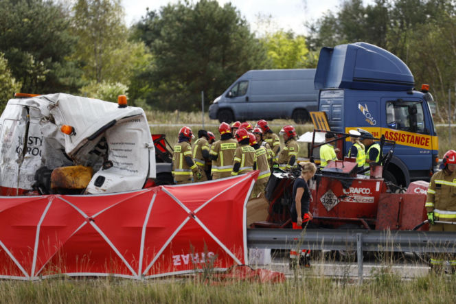 Tragedia na A1 pod Częstochową. Ciężarówka wjechała w służby. Są ofiary
