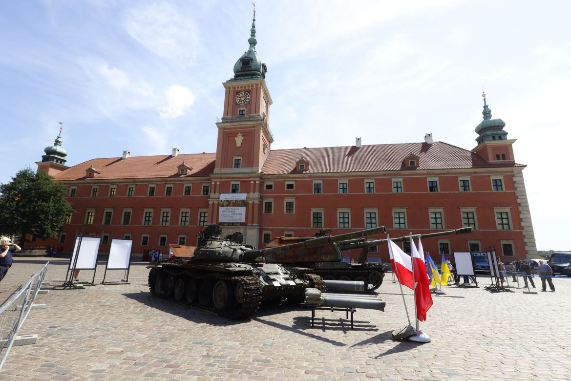 Rosyjskie czołgi w Warszawie! Pancerne bestie straszą na Placu Zamkowym