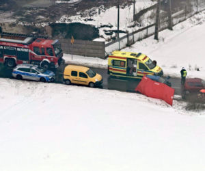 Koszmarny wypadek pod Warszawą. Senior w Seicento wjechał pod ciężarówkę, nie żyje