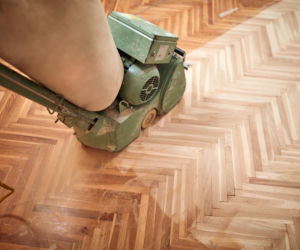 Odnawianie drewnianych podłóg. Na czym polega i ile kosztuje usługa cyklinowania w lutym 2026?