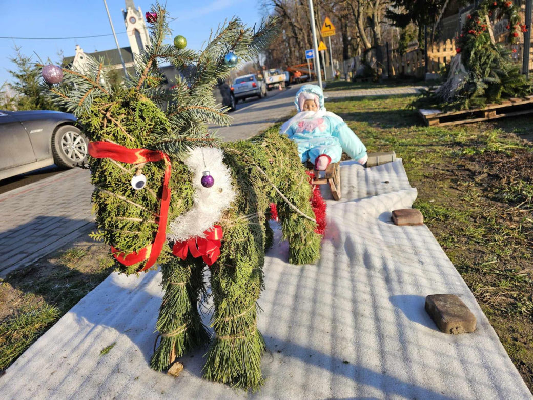 Mieszkańcy sami wykonują świąteczne ozdoby.