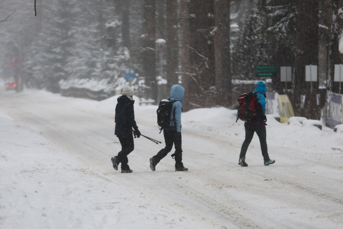 Zakopane pod śniegiem. Miasto ma problem z opadami