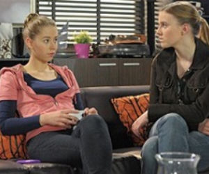 PIERWSZA MIŁOŚĆ. Patrycja (Martyna Kubicz) i Mirka (Zofia Domalik)