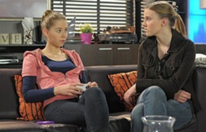 PIERWSZA MIŁOŚĆ. Patrycja (Martyna Kubicz) i Mirka (Zofia Domalik)