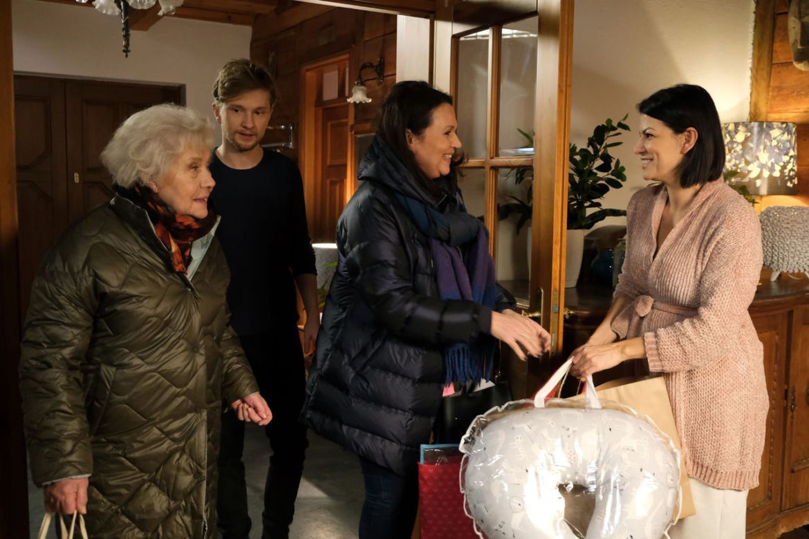 M jak miłość, odcinek 1650. Patrycja (Alżbeta Lenska), Łukasz (Jakub Józefowicz), Barbara (Teresa Lipowska), Marysia (Małgorzata Pieńkowska)