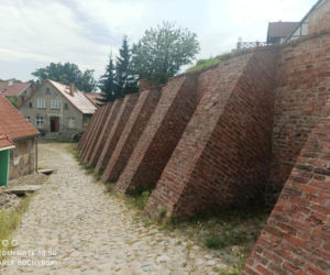 To najdłuższe mury obronne w woj. warmińsko-mazurskim. Otaczają Stare Miasto