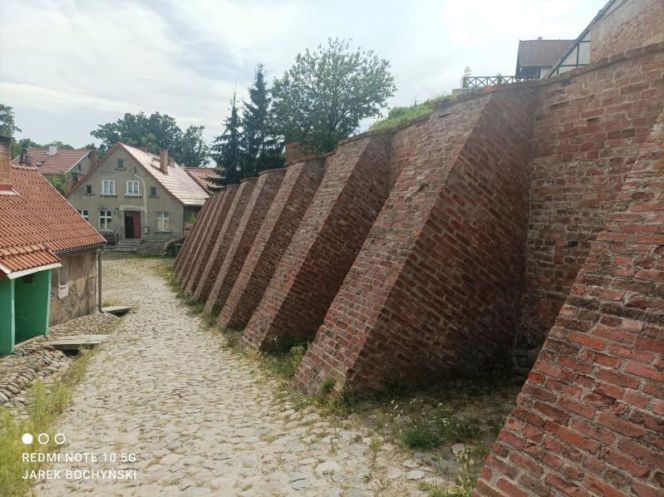 To najdłuższe mury obronne w woj. warmińsko-mazurskim. Otaczają Stare Miasto