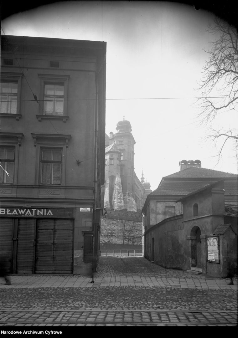 Po lewej kamienica Dębno