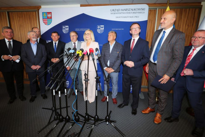 Grupa urzędników i samorządowców na konferencji prasowej w Urzędzie Marszałkowskim Województwa Świętokrzyskiego, ogłaszająca przetargi na budowę obwodnic Łagowa i Klimontowa, co diametralnie poprawi komfort życia mieszkańców. Więcej o tym ważnym wydarzeniu przeczytasz na naszym portalu.
