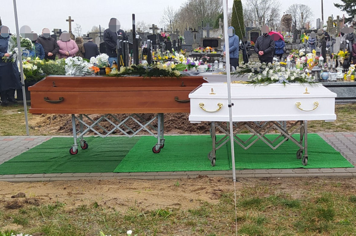 Zuzia i Dawidek spoczęli w białych trumienkach obok tatusia