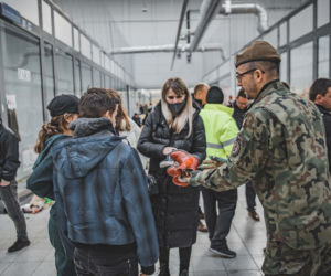 Terytorialsi pomagają uchodźcom z Ukrainy. Wspierają punkty recepcyjne [ZDJĘCIA]