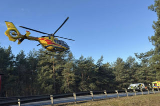 Groźny wypadek na DK10 między Bydgoszczą a Toruniem. Na miejscu śmigłowiec LPR, droga zablokowana