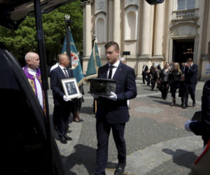 Monika Olejnik na pogrzebie senatora Piesiewicza. Towarzyszył jej ukochany