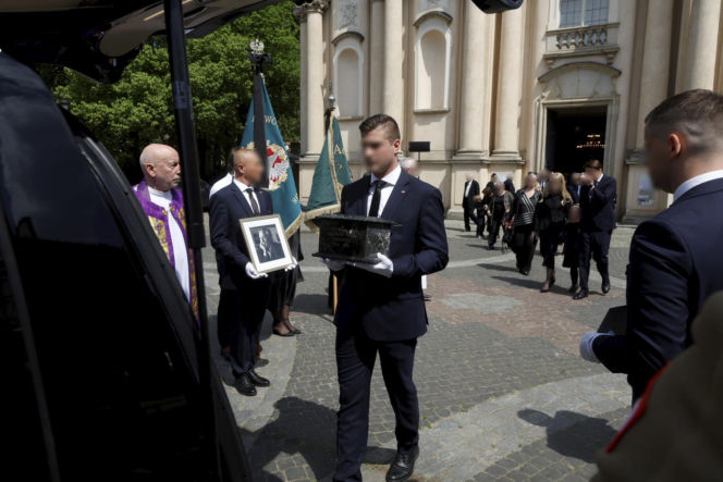 Monika Olejnik na pogrzebie senatora Piesiewicza. Towarzyszył jej ukochany