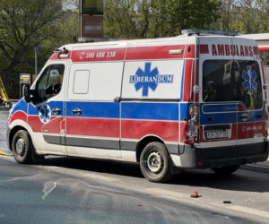 Ładował zepsutą karetkę na lawetę, urwał się uchwyt. Pojazd się stoczył do tyłu i przygniótł laweciarza do autobusu miejskiego. Mężczyzna walczy o życie