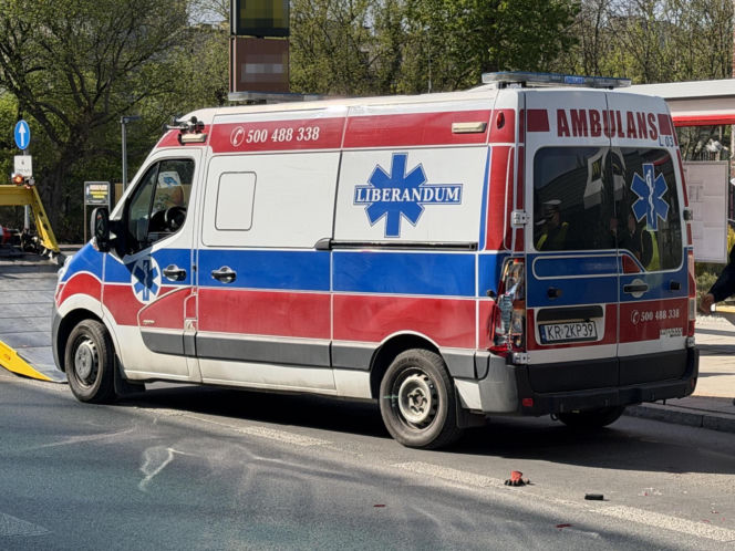 Ładował zepsutą karetkę na lawetę, został przygnieciony