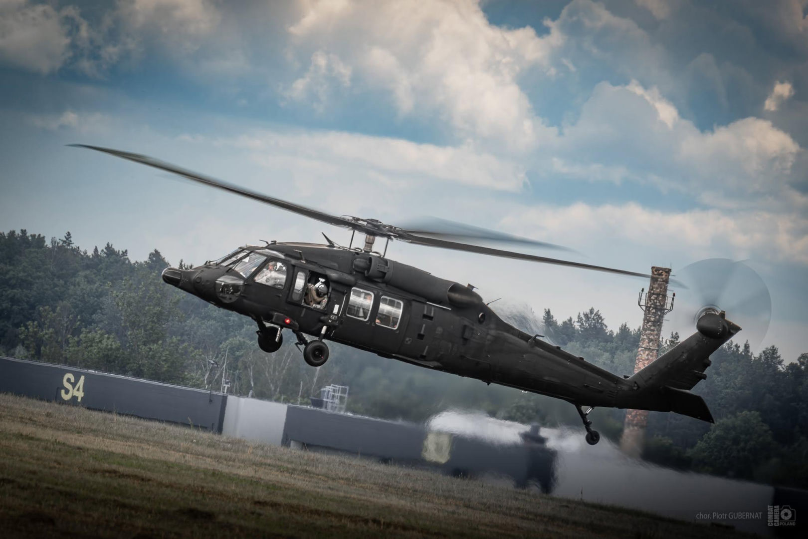 MON rezygnuje z modernizacji Black Hawków? Resort obrony stawia na walkę z dronami i samoloty M-28
