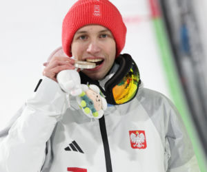 19-letni debiutant wicemistrzem olimpijskim! Kacper Tomasiak zachwycił świat skoków