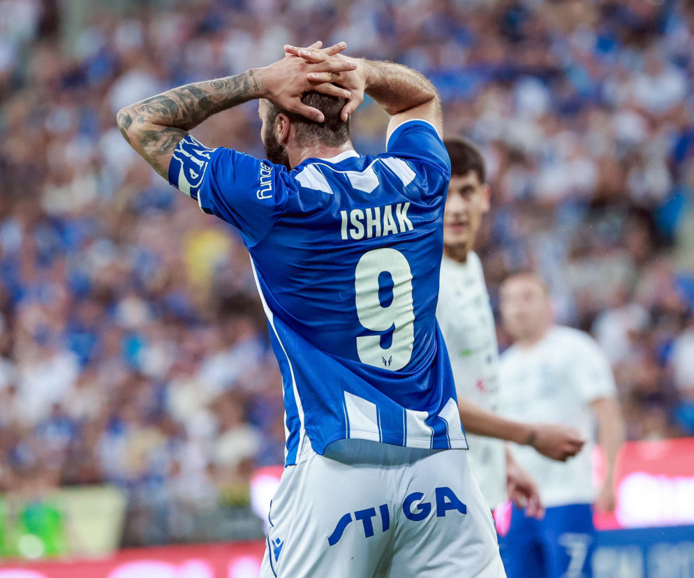 Piłkarz Mikael Ishak trzyma się za głowę podczas meczu Lecha Poznań. O meczu z KI Klaksvik przeczytasz na SE Supersport.