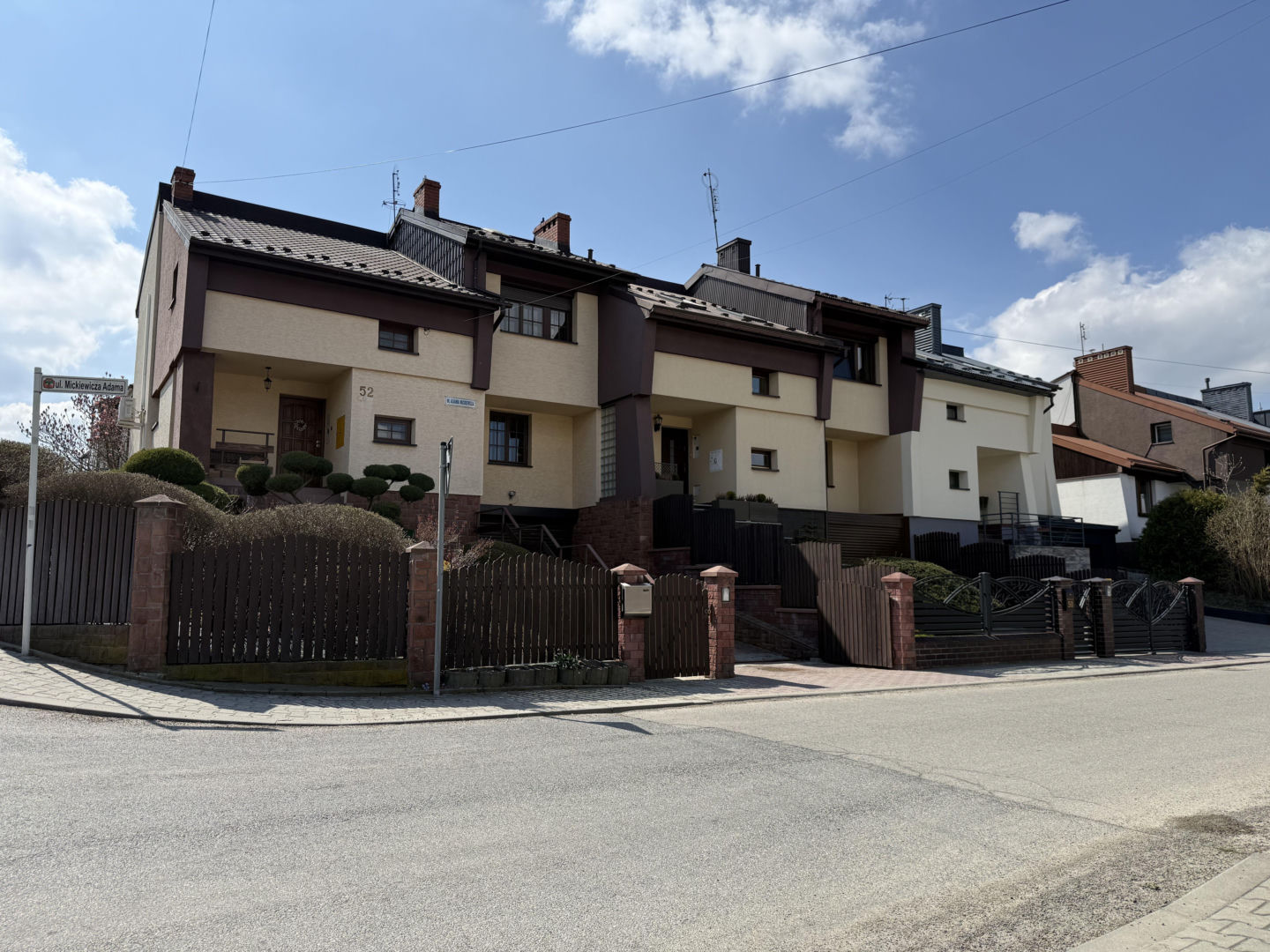 "Działy". Domy z lat 80. Limanowa