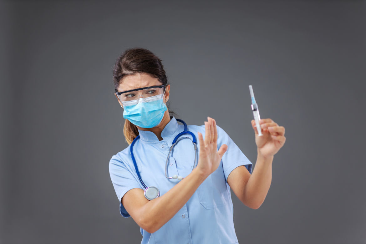 5. Lekarz ostrzegł pacjenta onkologicznego zmagającego się z niewydolnością serca, aby nie przyjmował szczepionki przeciw COVID-19. Powód: osłabiony układ immunologiczny. Czy to  dobre podejście?