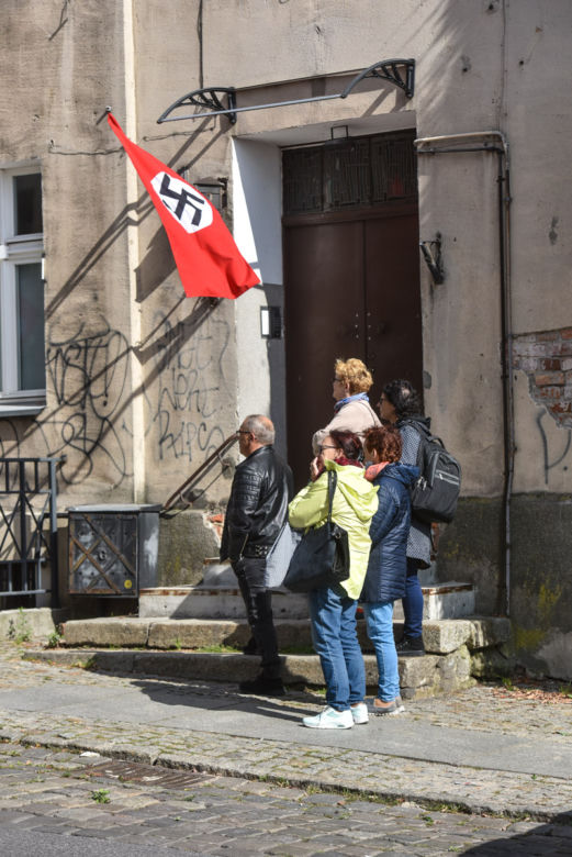 Nazistowskie symbole na starówce w Toruniu. Kręcą tam nowy film