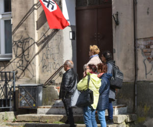 Nazistowskie symbole na starówce w Toruniu. Kręcą tam nowy film