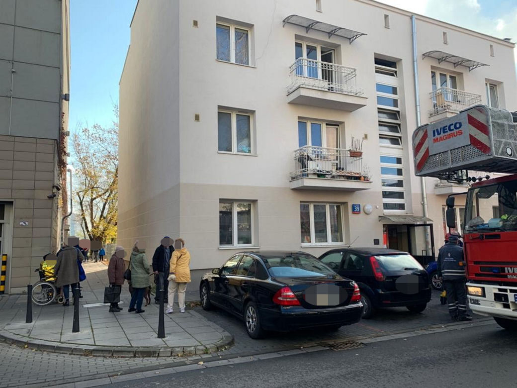 Wielki ogień w bloku na Kobielskiej na Pradze