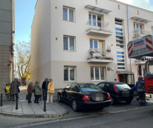Wielki ogień w bloku na Kobielskiej na Pradze