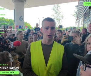 Łatwogang jedzie rowerem przez Polskę i zbiera miliony. W każdym mieście witają go tłumy