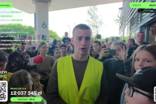 Łatwogang przemierza Polskę na rowerze i zgarnia miliony. Tłumy kibicują influencerowi