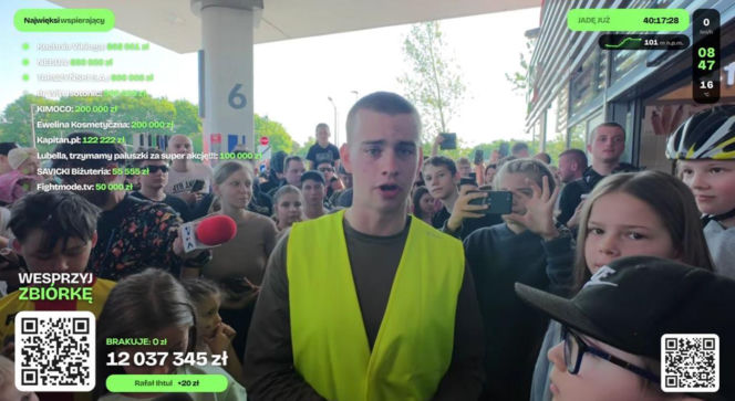 Łatwogang jedzie rowerem przez Polskę i zbiera miliony. W każdym mieście witają go tłumy